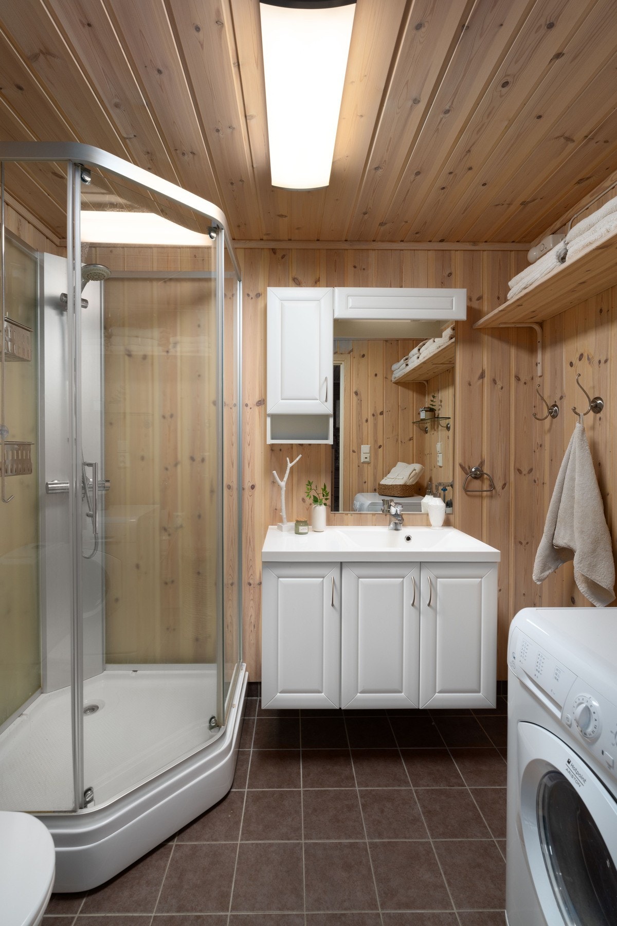 Bad nr 2 har opplegg for vaskemaskin og adkomst fra entreen i hytta. Galleribilde