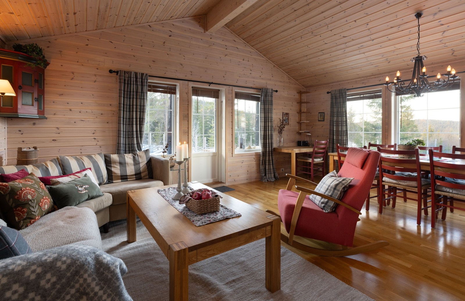 Her er det god takhøyde og store vindusflater som gir god romfølelse og tar utsikten inn i rommet. Galleribilde