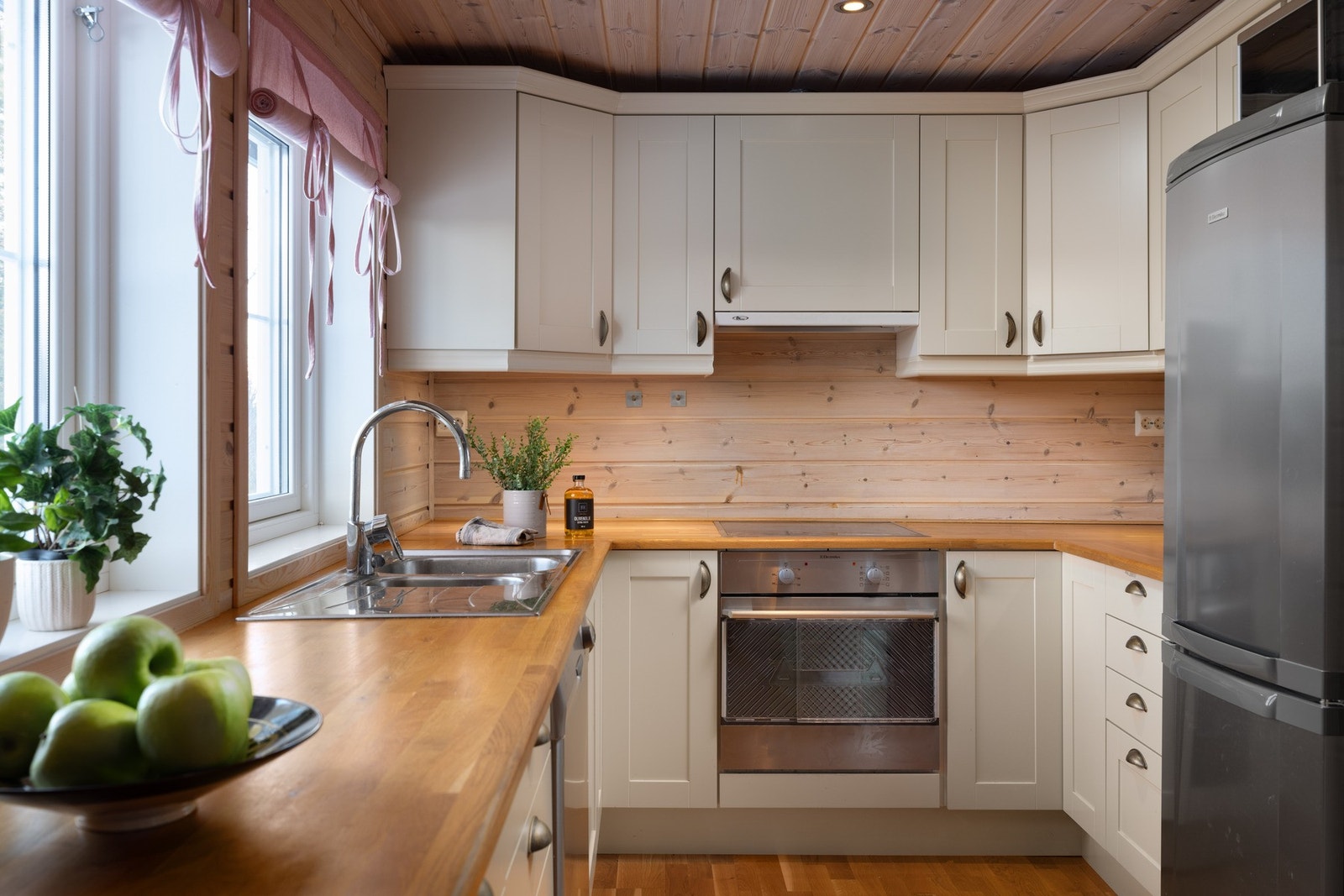 Innredningen er bygget som en "U" og med mye benkeplass. Galleribilde