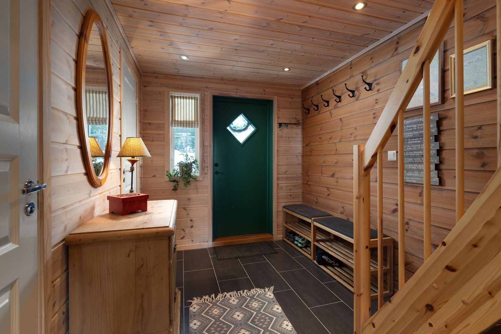 Romslig entre med plass til sko og ytterklær. Galleribilde