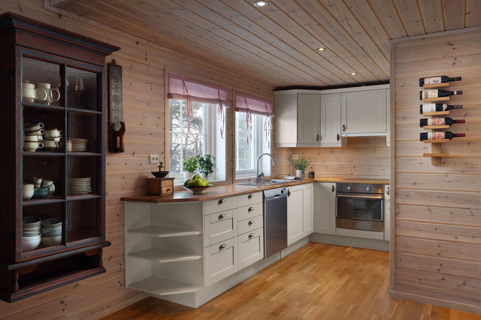 Kjøkkenet ligger åpent mot spisestuen, og som en naturlig forlengelse av rommet. Galleribilde