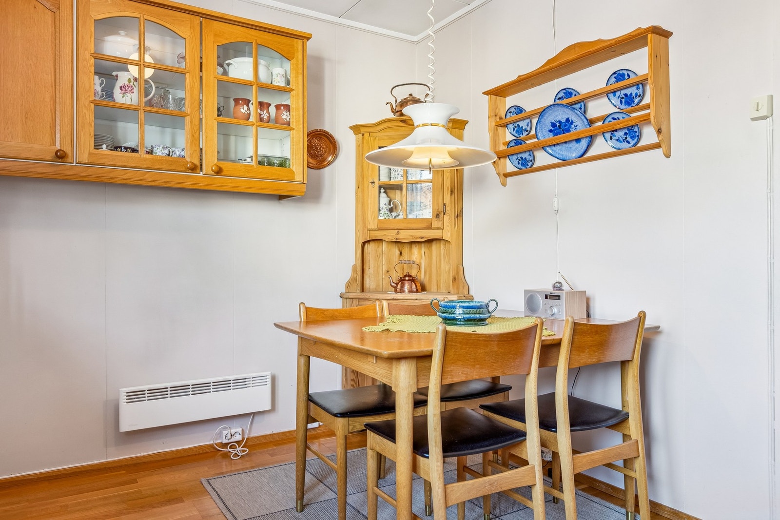 I direkte tilknytning til kjøkkenet passer det utmerket med et spisebord. Galleribilde