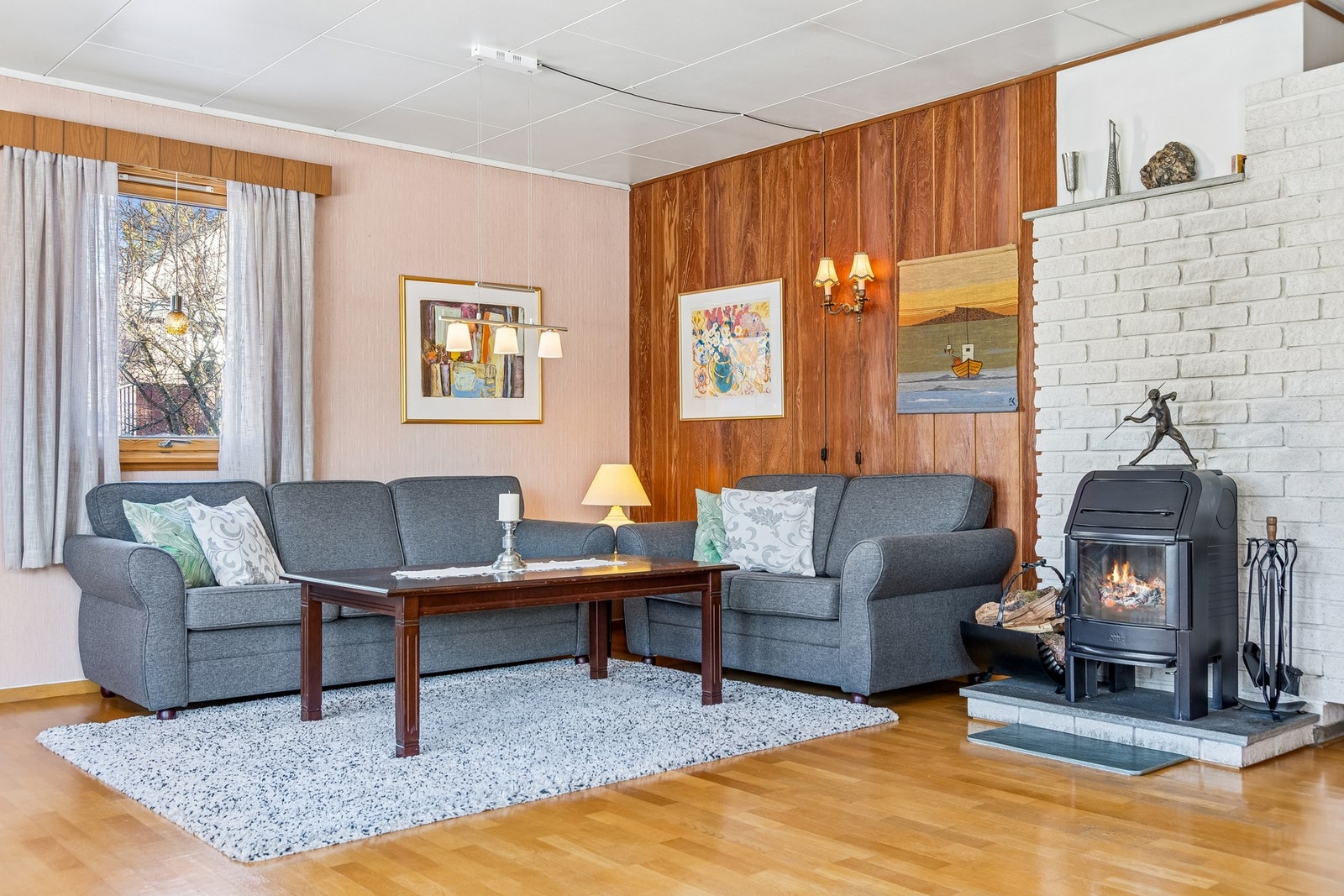 Boligen har vedfyring, varmepumpe og elektrisitet som oppvarmingskilder. Galleribilde