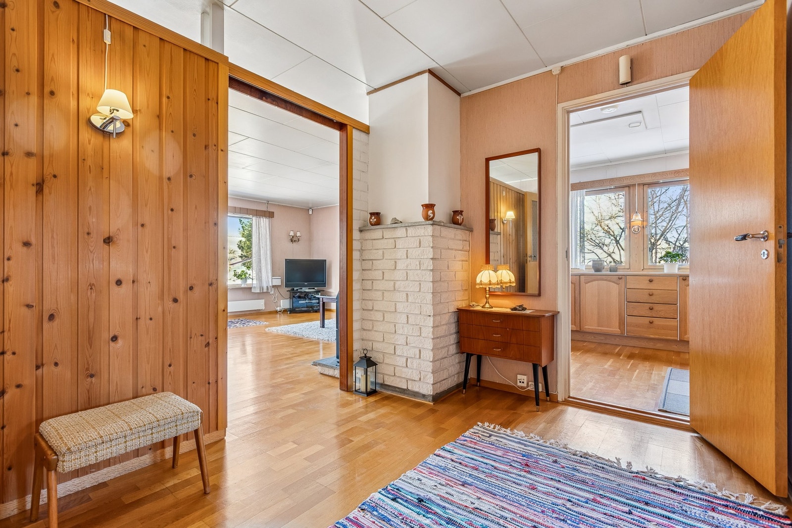 Går du videre inn i gangen, får du enkel og naturlig adkomst til boligens kjøkken, stue og soverom. Galleribilde