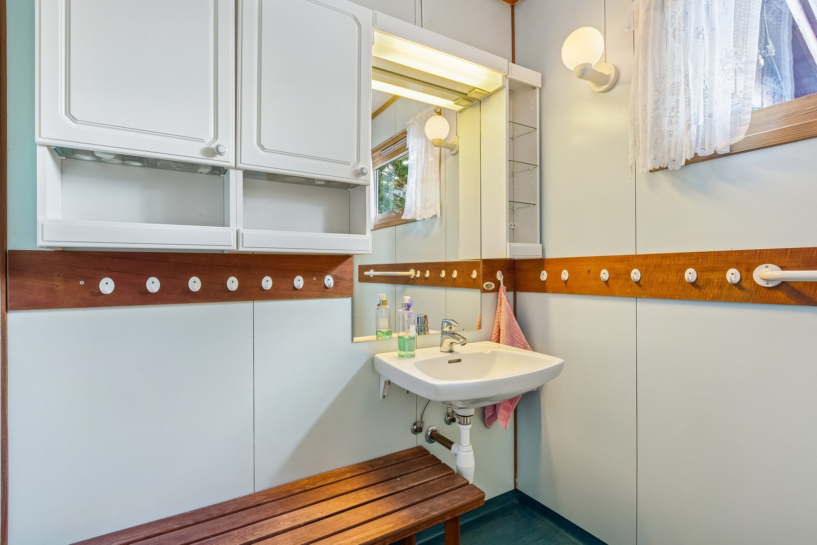 Her får du også Vegghengt utslagsvask med armatur og dusjkabinett med dusjarmatur. Galleribilde