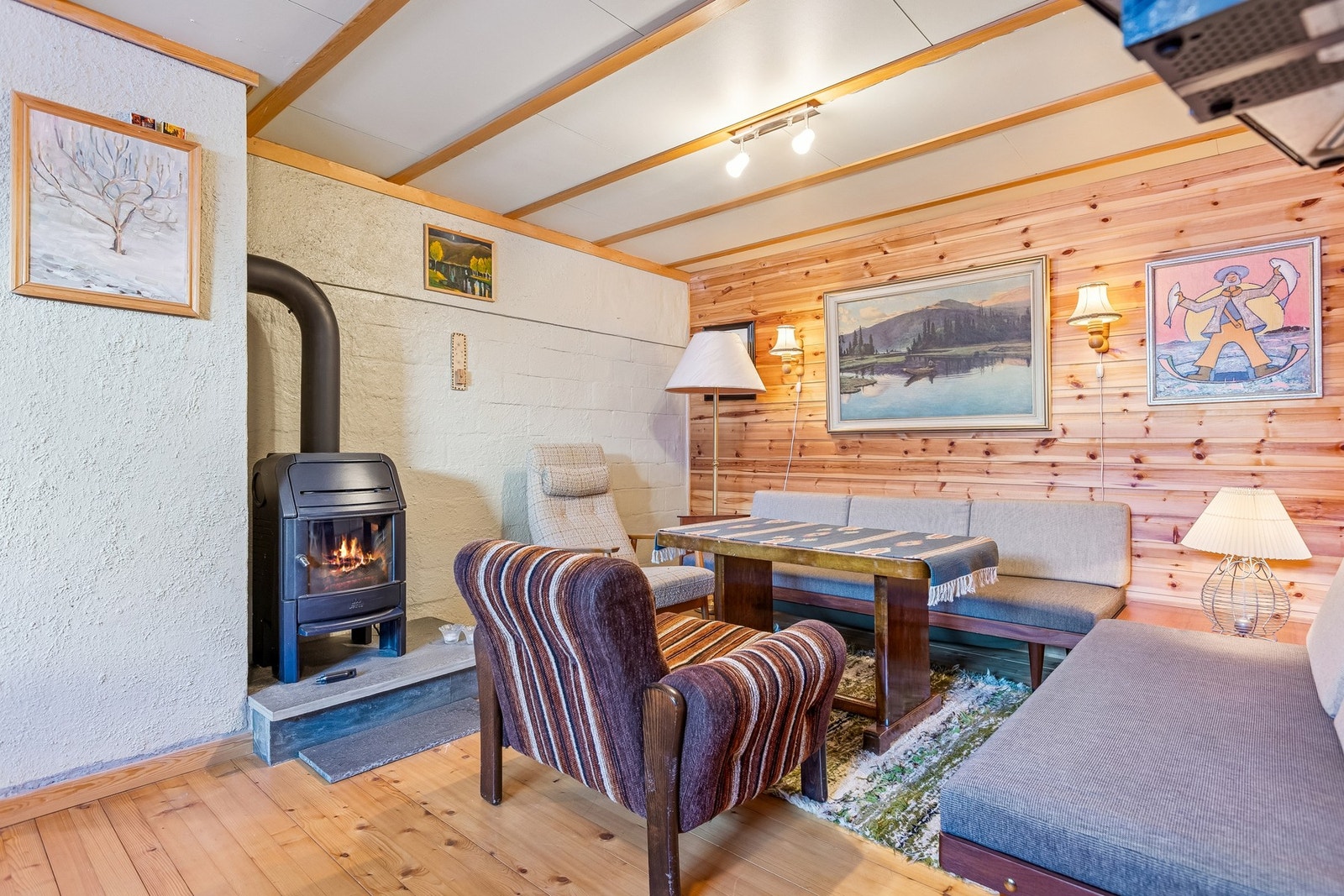 Rommet har peisovn med glassdør som avgir rikelig med varme og bidrar til en lunefull stemning. Begge peisovnene i boligen har fått TG1 i tilstandsrapport fra takstmann. Galleribilde