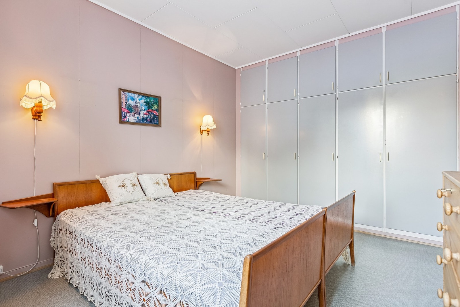 Rommet har også en innebygd garderobeskap som bidrar til en mer praktisk hverdag. Galleribilde