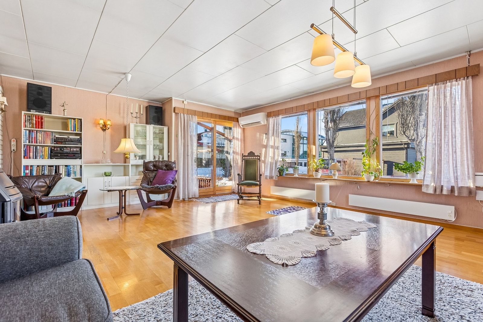 Her får du en romslig stue på hele 31 kvm. Galleribilde