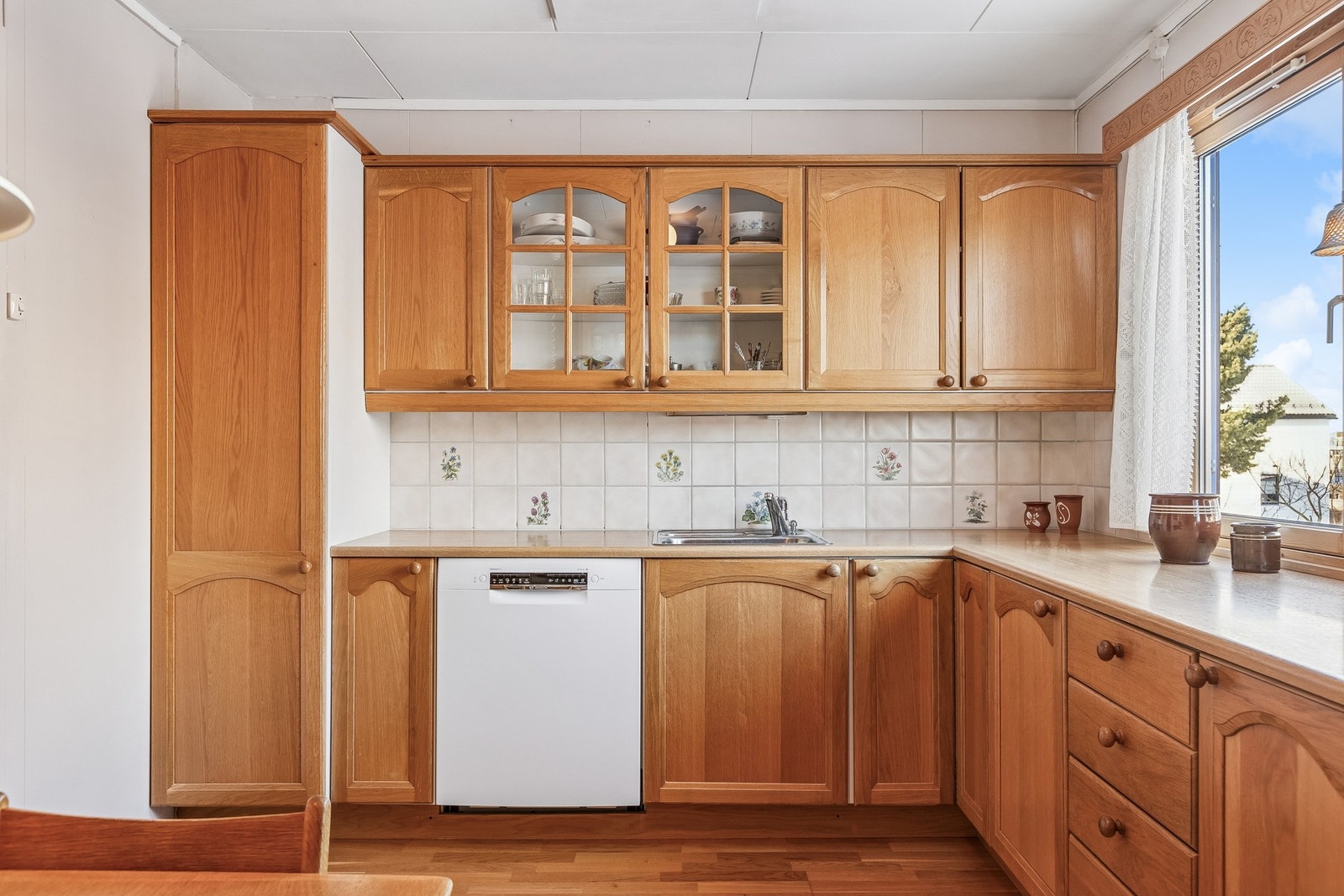 Kjøkkenet har en praktisk utforming som gir godt med arbeidsplass Galleribilde