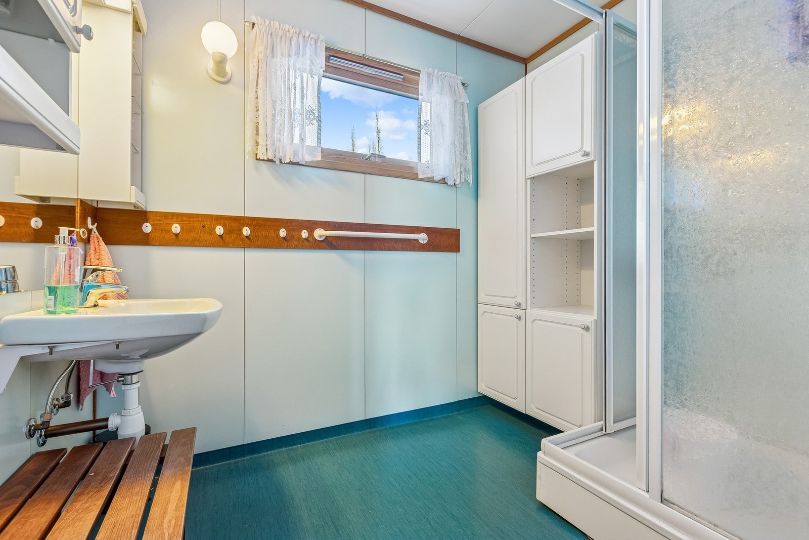 Boligen har to baderom av god størrelse. Baderommet i 1. etasje er utstyrt med gulvvarme. Galleribilde