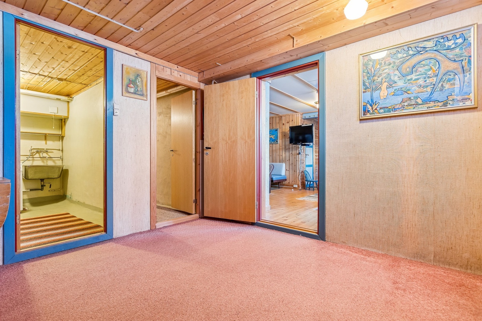 I tilknytning gangen har to tilgang til rom som benyttes som kjellerstue, vaskerom, baderom, verksted og hele 3 boder. Galleribilde