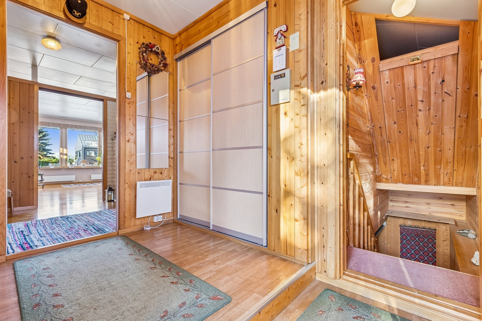 Velkommen inn! Entréen måler 6 kvm og er utstyrt med innebygd skyvedørsgarderobe . Galleribilde