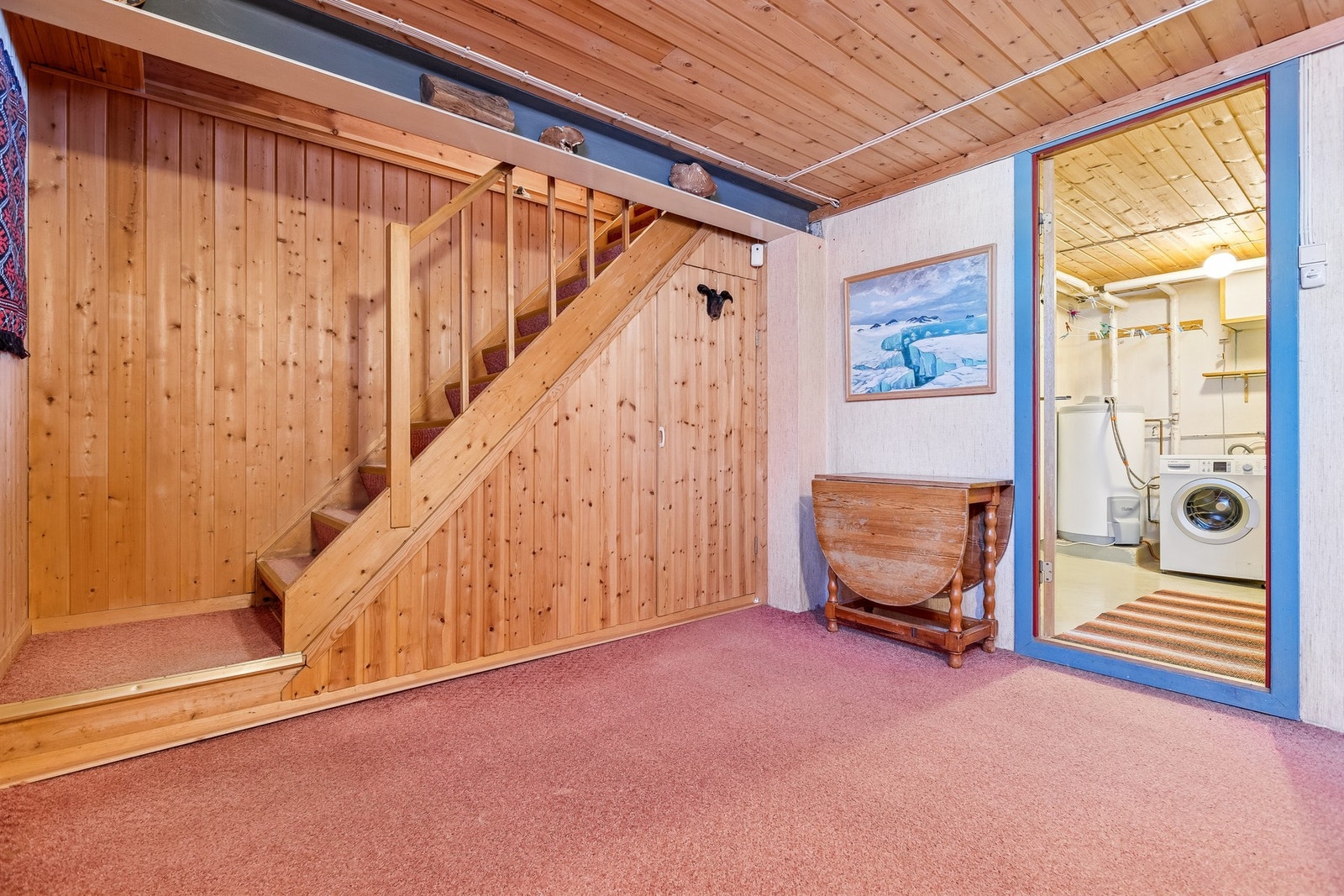 Videre går vi ned i boligens kjelleretasje som byr på fleksible bruksområder. Galleribilde