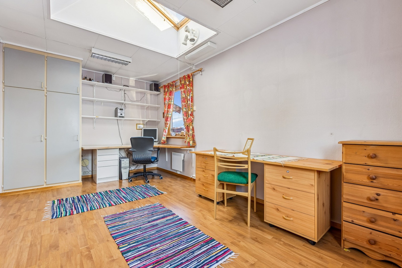 Boligen har 3 romslige soverom. Det største rommet benyttes i dag som et kontor. Galleribilde