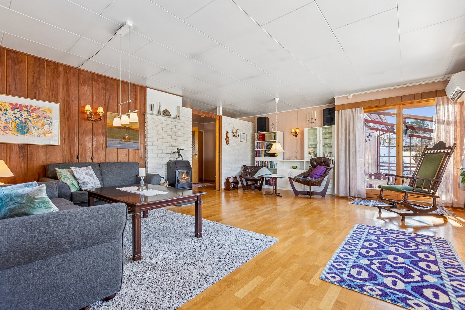 Stuen har god takhøyde og store vindusflater som gir rikelig med naturlig lys. Galleribilde