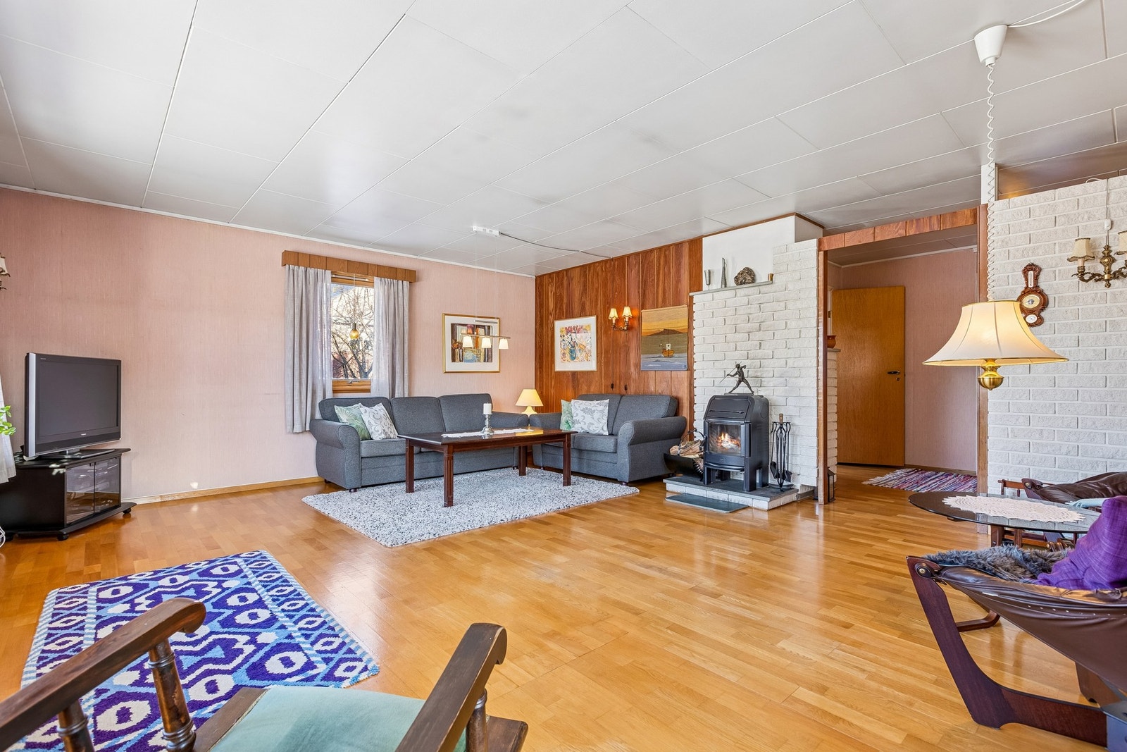 Fra stuen er det utgang til terrasse og boligens hage. Galleribilde