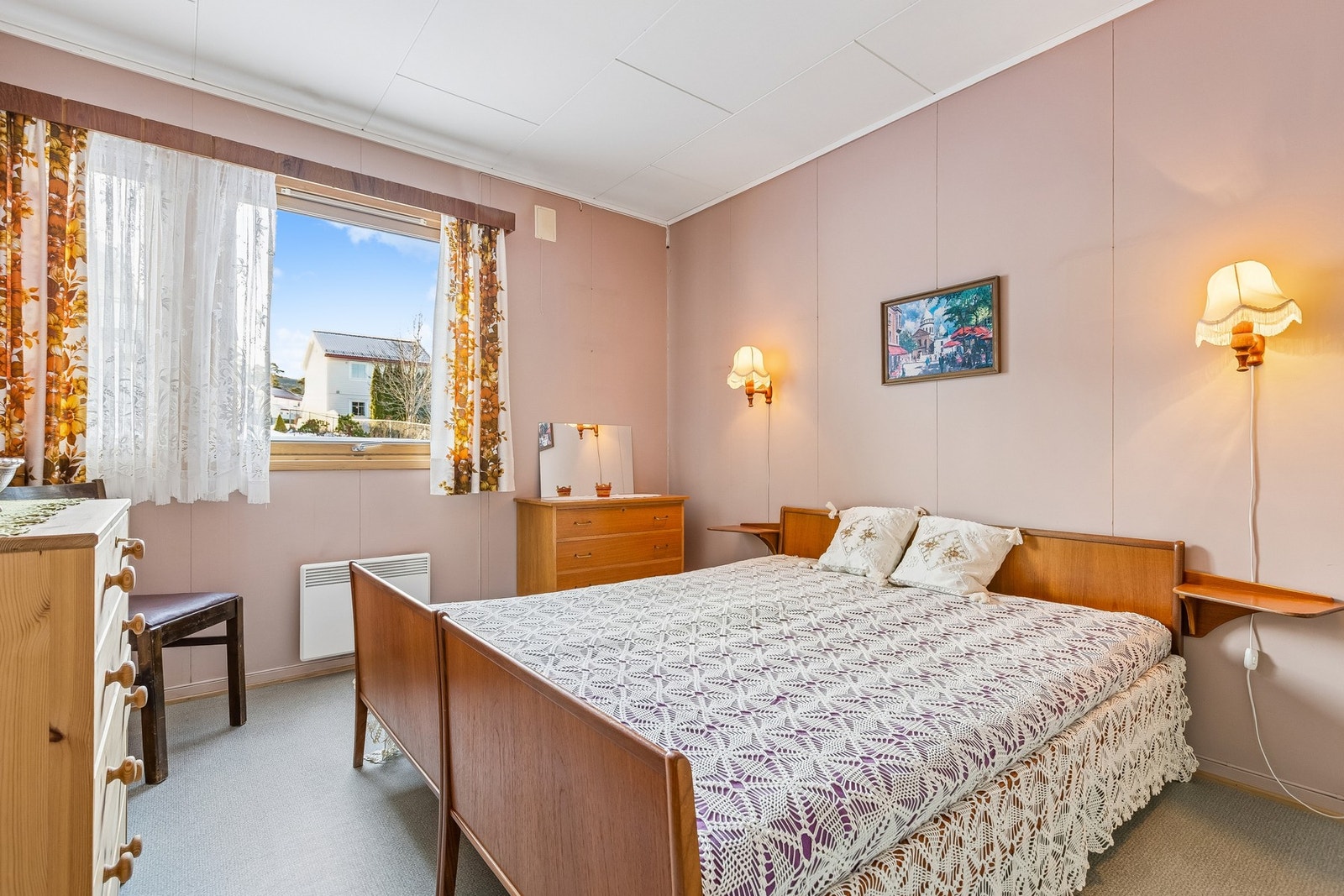 Soverom nr. 2 har god plass til å innrede med en stor dobbeltseng og tilhørende møblement. Galleribilde