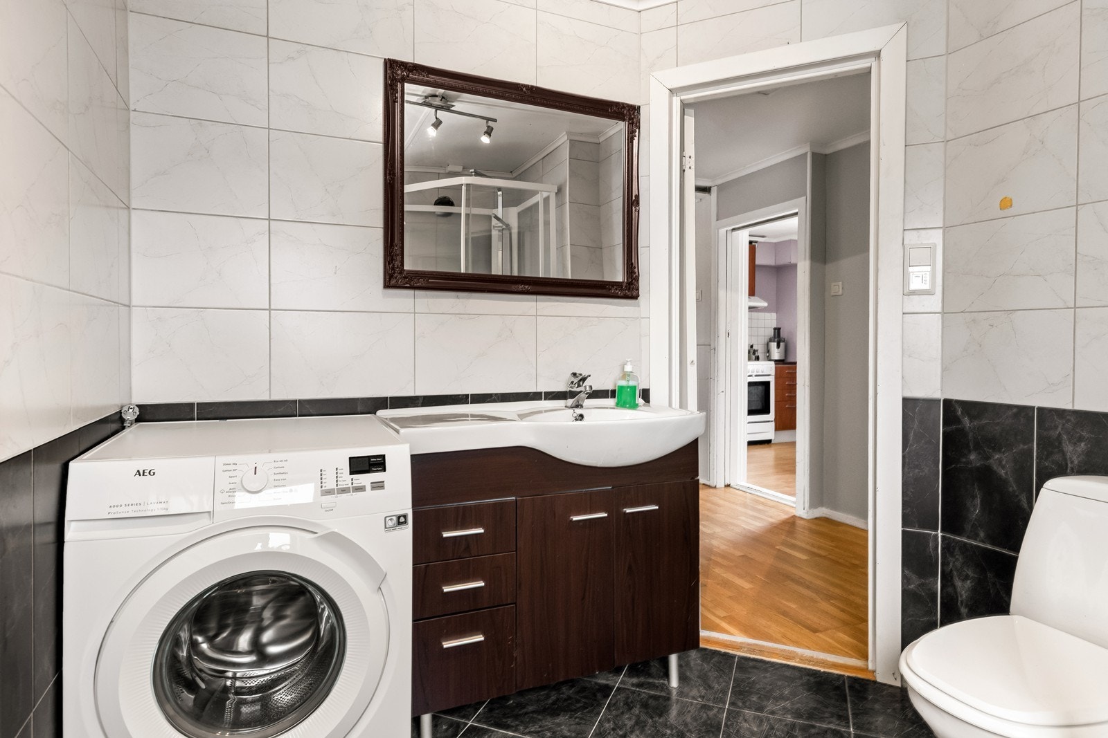 Bad med plass til vaskemaskin Galleribilde