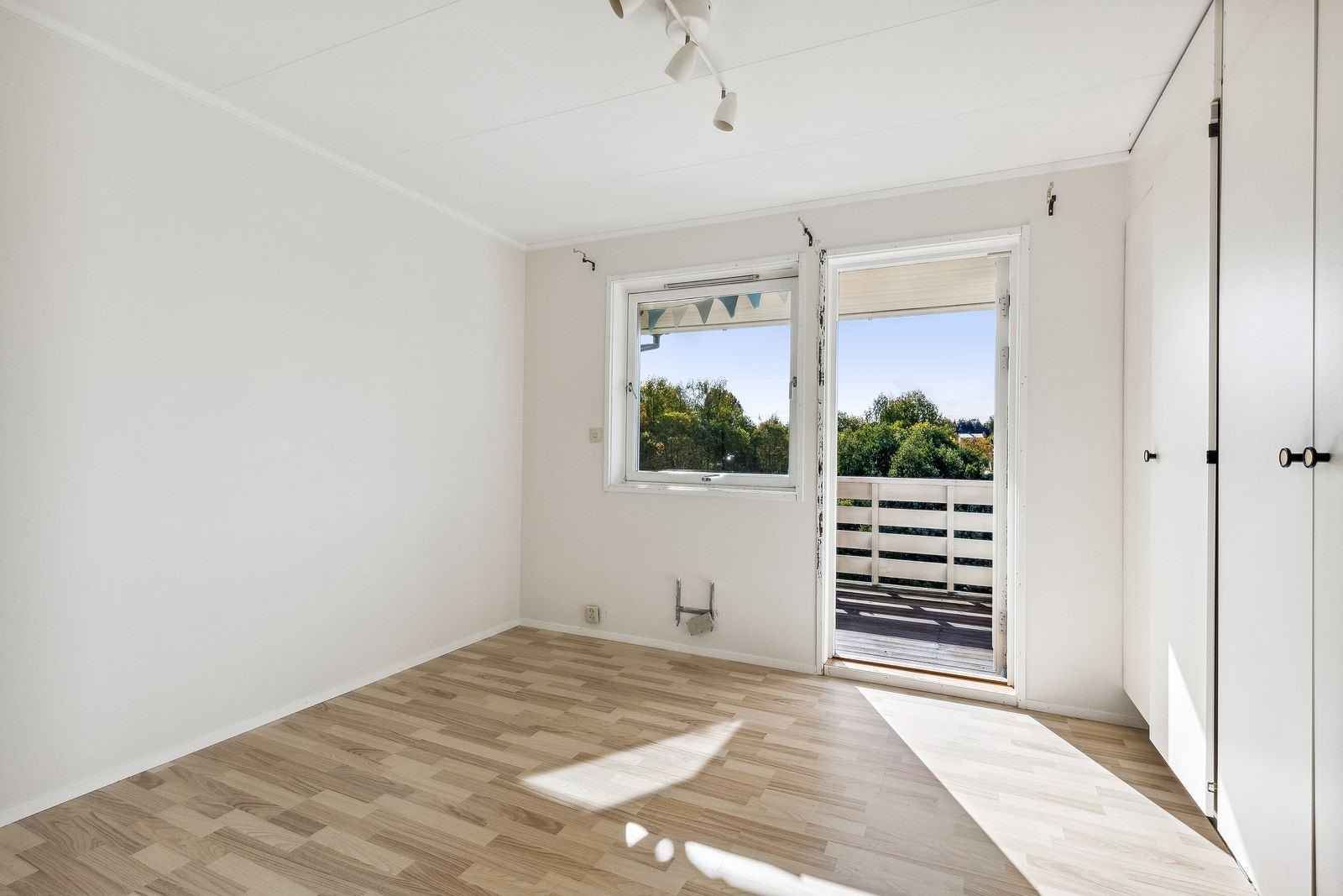 Soverom med utgang til terrasse Galleribilde