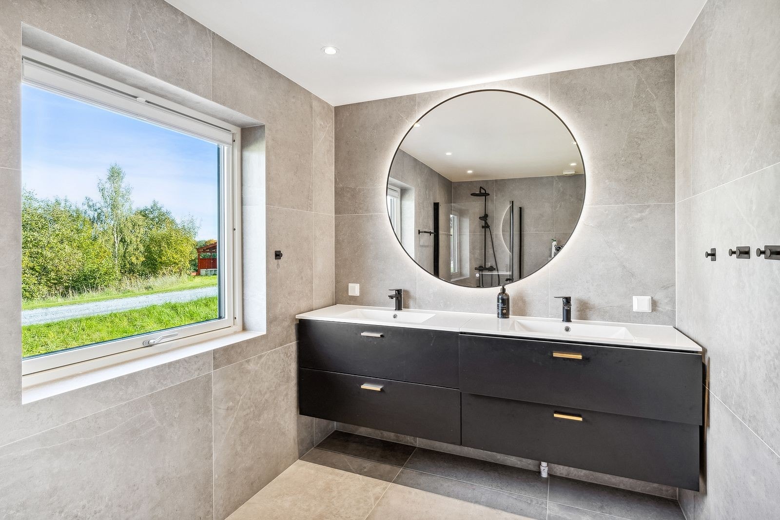 Nytt flislagt bad med dusj og dobbelt baderomsinnredning. Galleribilde