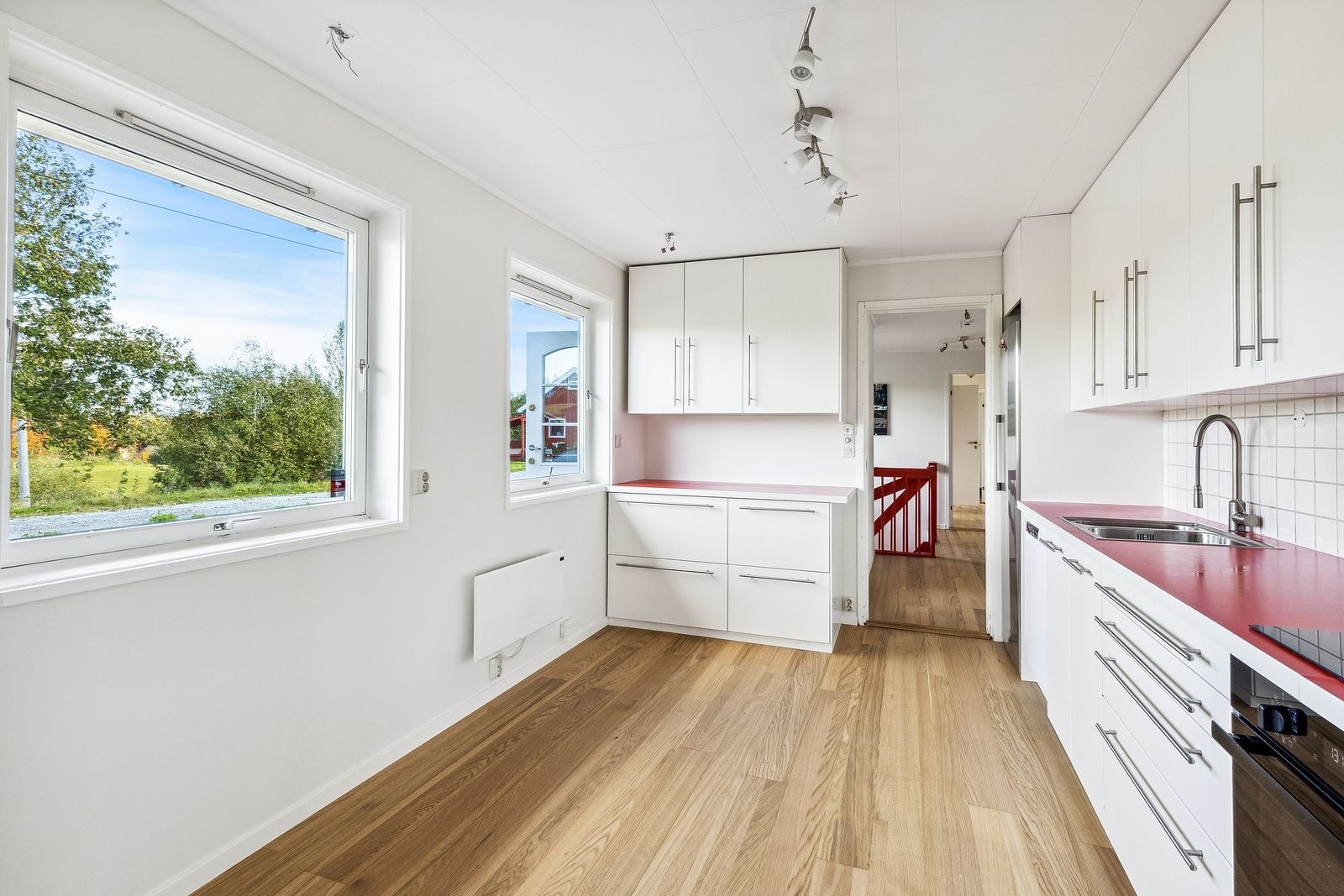 Lekkert kjøkken med integrert stekeovn og koketopp. Alle hvitevarer medfølger. Galleribilde