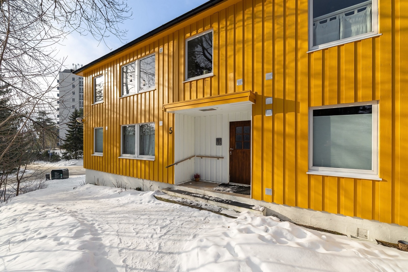 Boligen ligger i et attraktivt, rolig og sentralt boligområde på populære Tonsenhagen/Årvoll med marka som nærmeste nabo Galleribilde