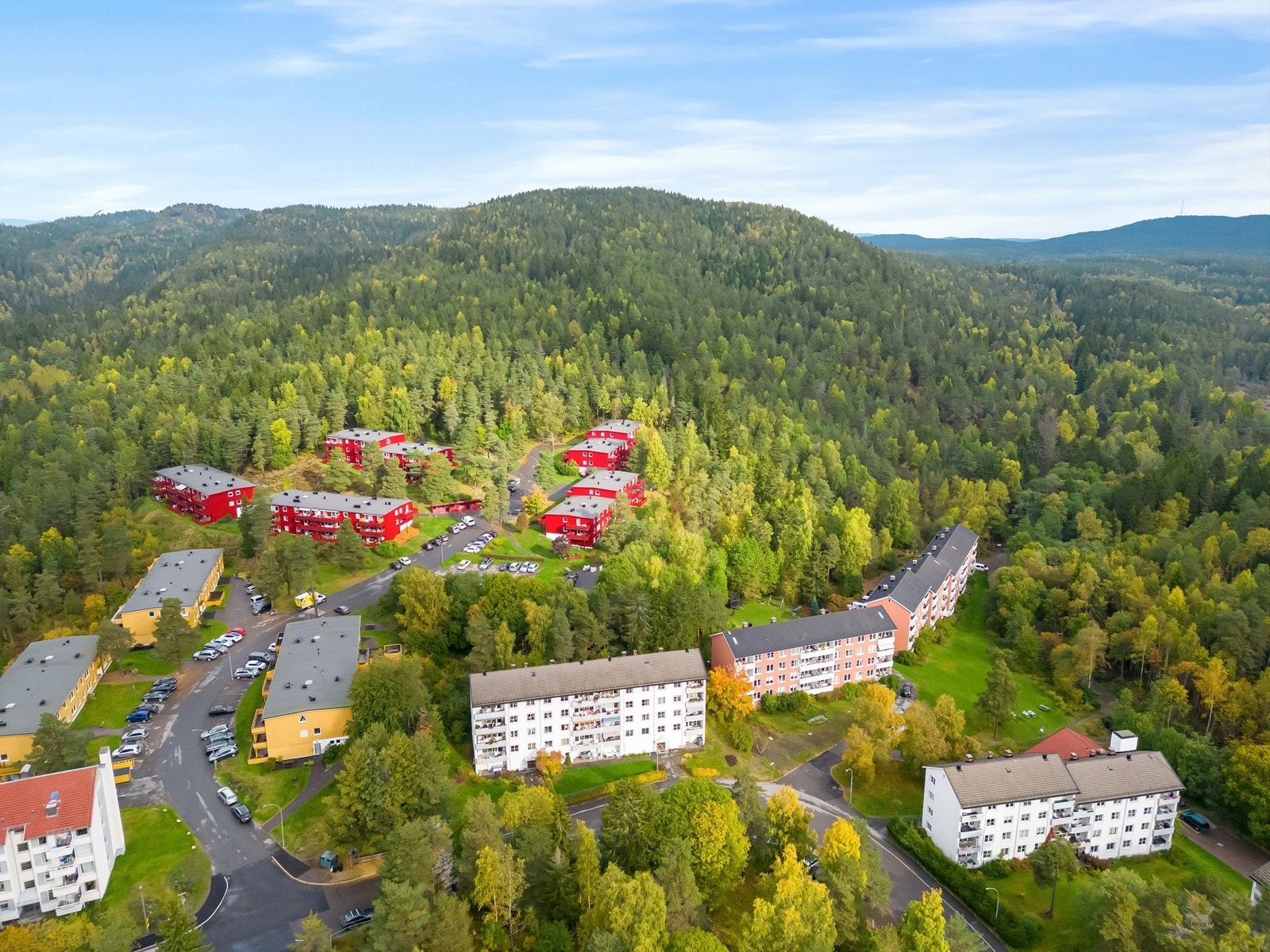 Boligen ligger i et boligområde på toppen av Tonsenhagen med umiddelbar nærhet til marka Galleribilde