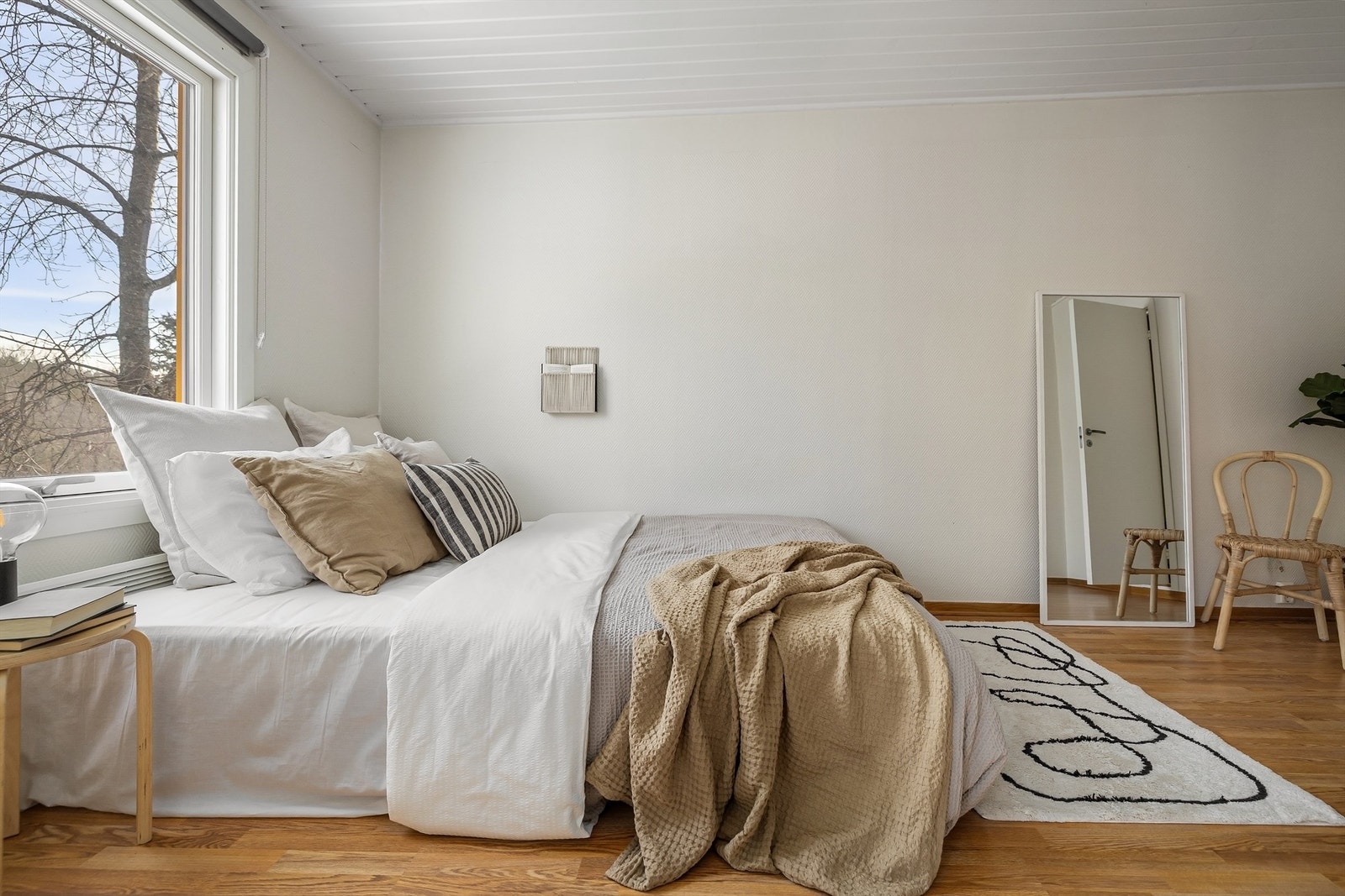 Veggene er malt, og på gulvet er det laminat Galleribilde