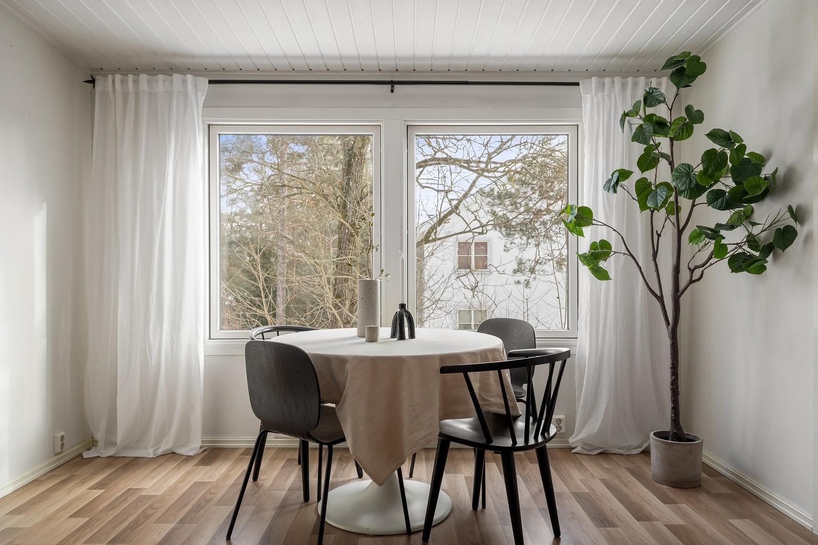 Det første som møter deg i stuen er store vindusflater som gir en behagelig atmosfære Galleribilde