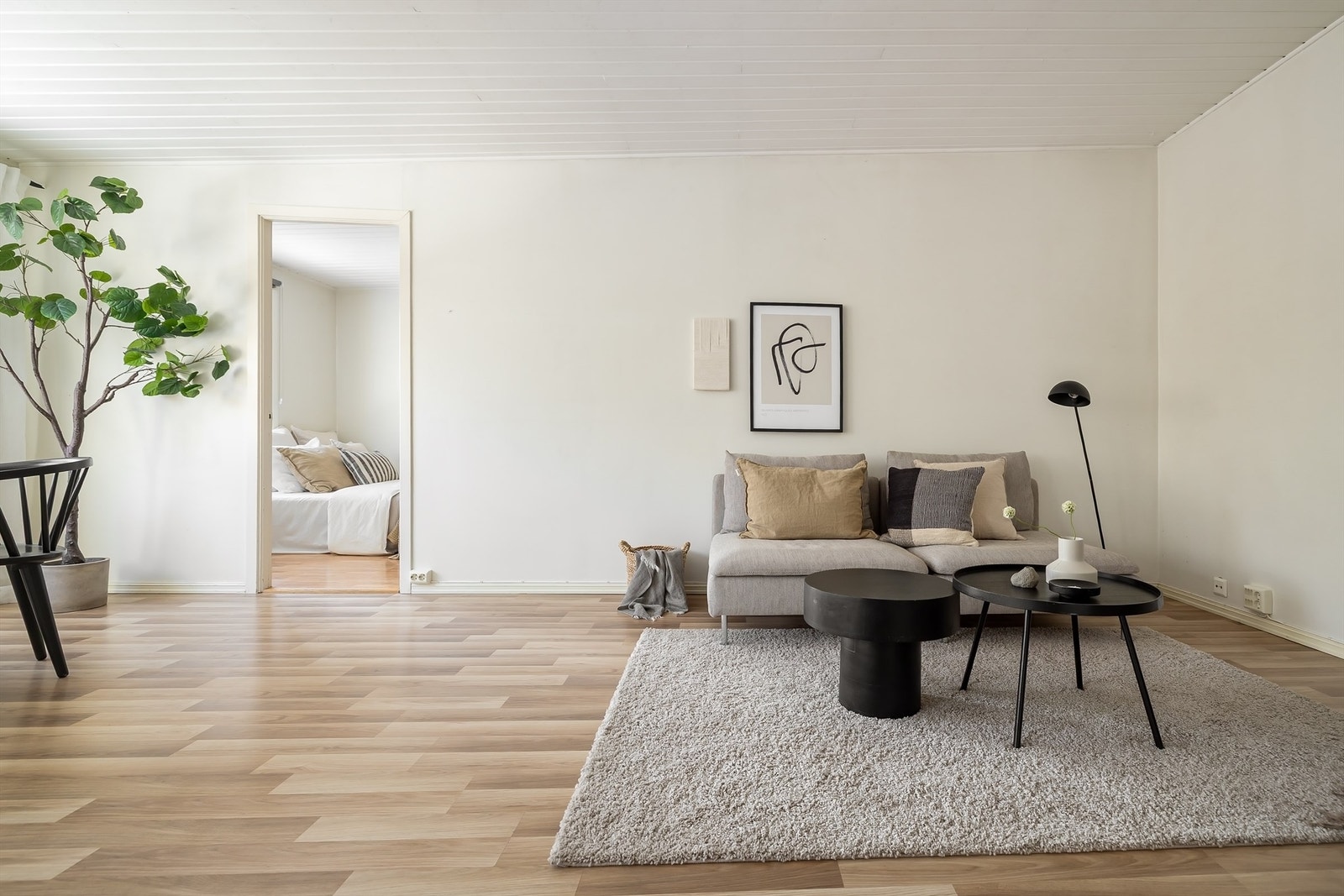 Her er det god plass til sofa, salongbord og TV-seksjon Galleribilde