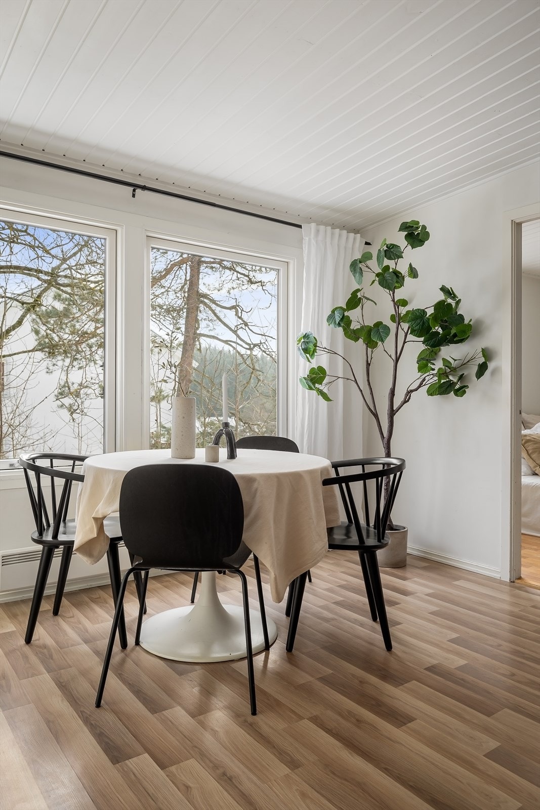 Langs stuens store vindusflater er det god plass til spisebord med utsikt Galleribilde