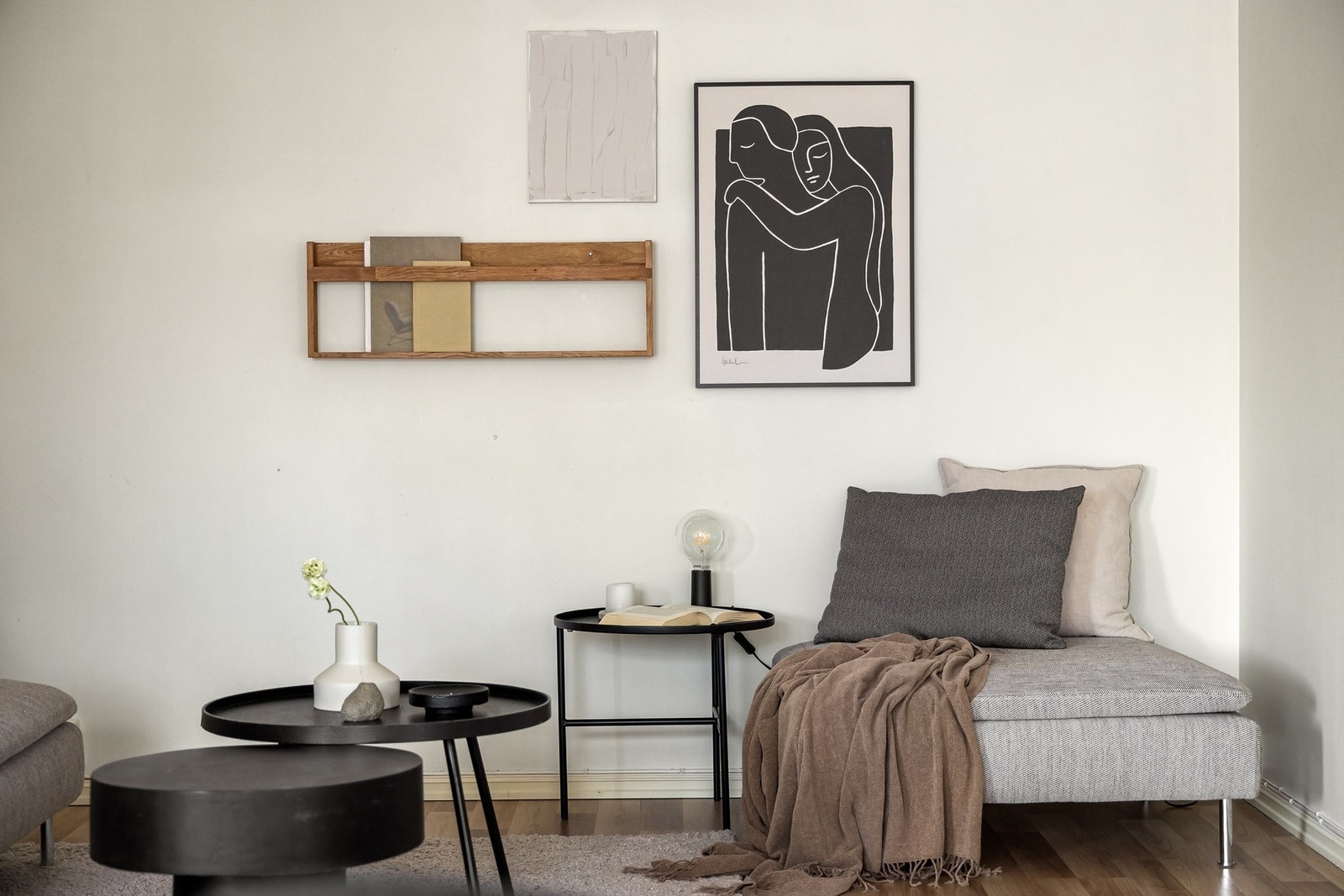 Lun og romslig stue med lys og luftig romfølelse Galleribilde