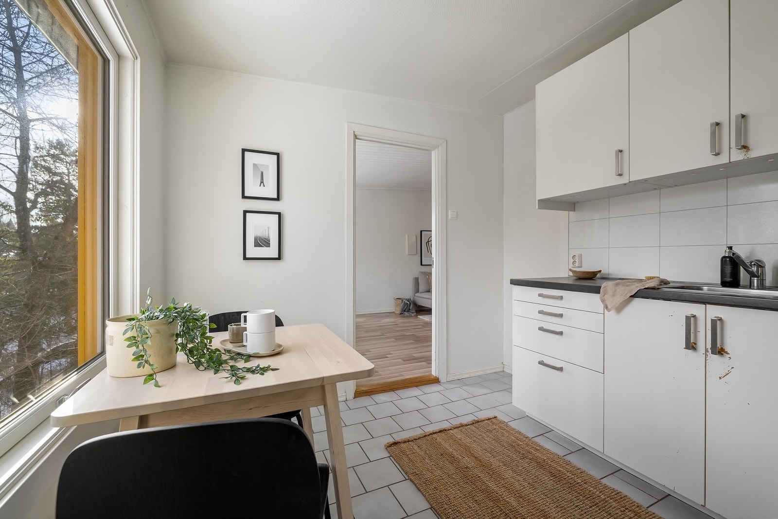 Kjøkkenets størrelse gir også mulighet til et mindre spisebord med hyggelig utsikt Galleribilde