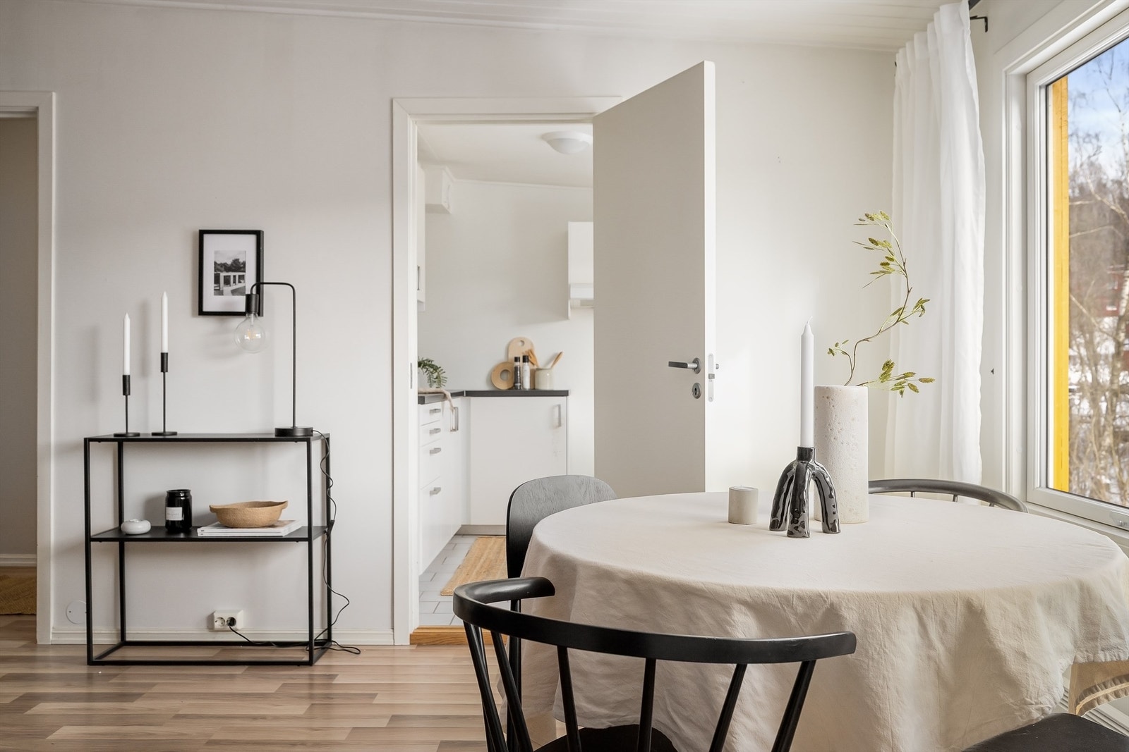 Lyst og separat kjøkken i god kommunikasjon med stuen Galleribilde