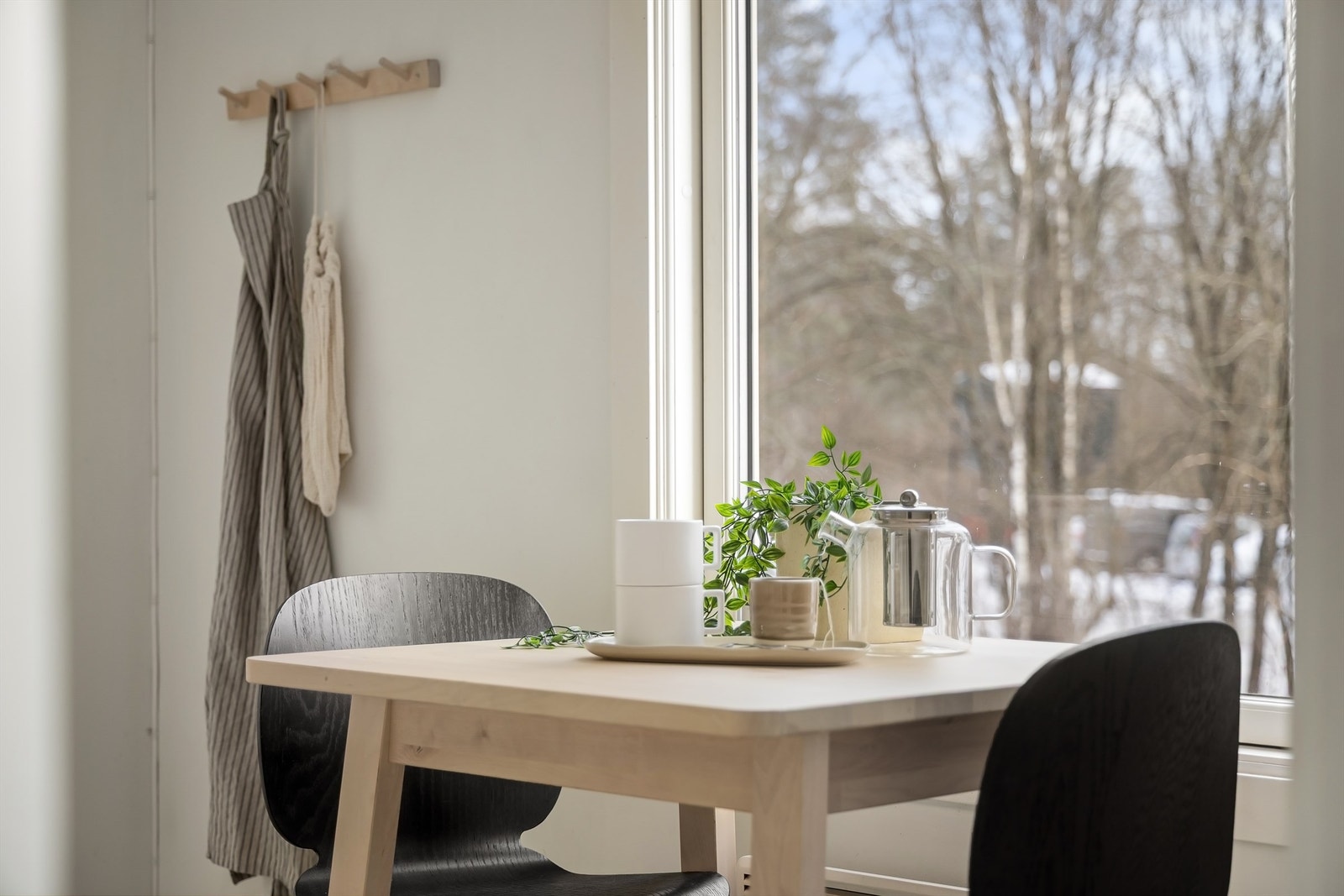 Det store vinduet slipper inn godt med lys og skaper en trivelig atmosfære Galleribilde