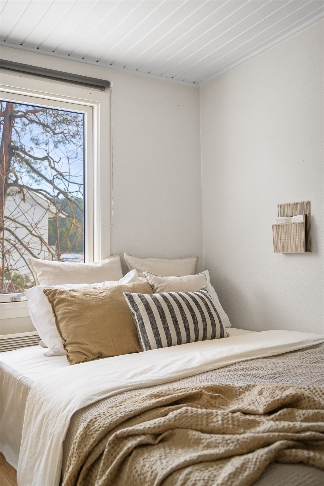 Stort vindu slipper inn mye lys og har så og si ingen innsyn Galleribilde