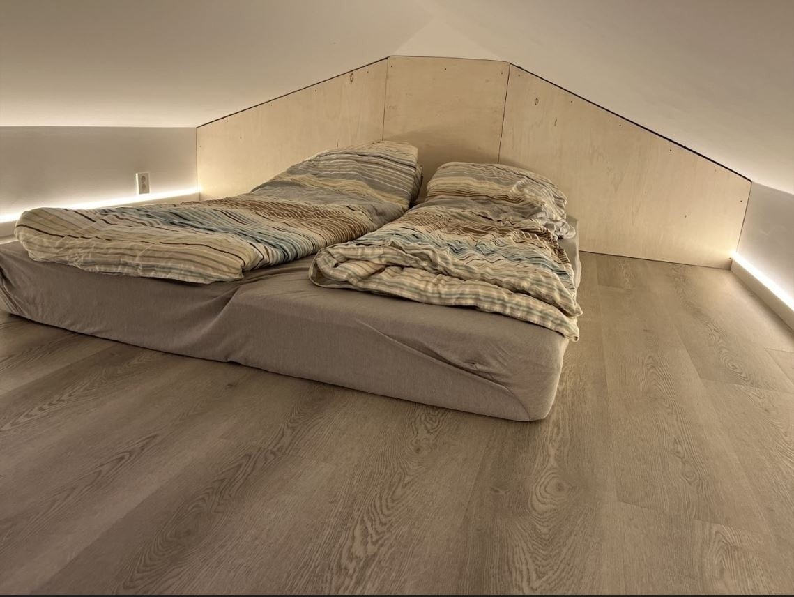 Steminigsfull sovehems. Galleribilde