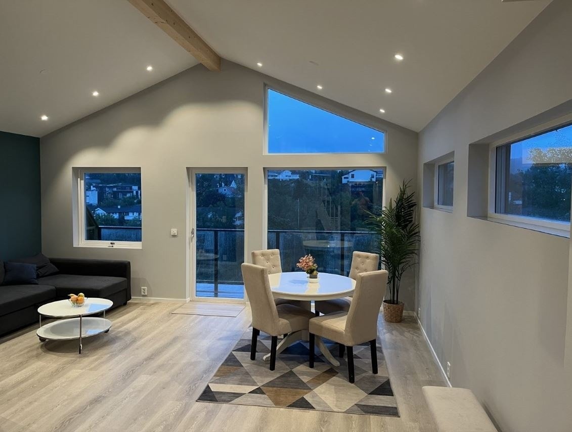 Spektakulært oppholdsrom. Luftig og lyst med stor takhøyde, store vinduer fra gulv til tak. Utsikt. Stemingsfulle spotter. (dim to warm) Galleribilde