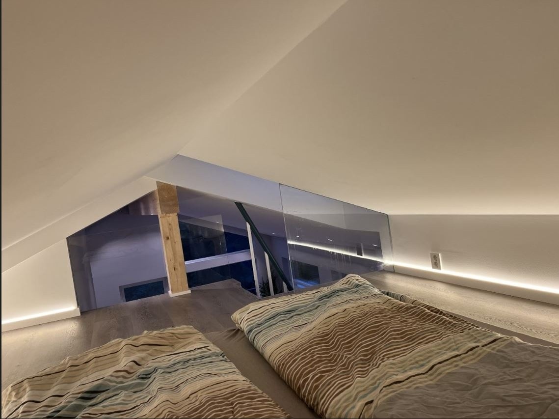 Dimmbare LED-lister og moderne glassrekkverk. Galleribilde