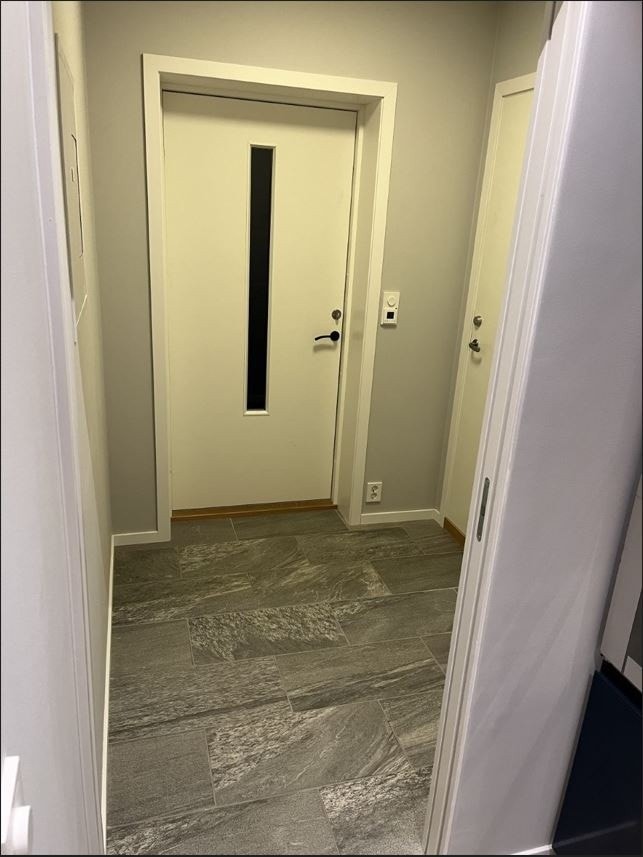 Egen inngang. Fliser med varmekabler i entre. Galleribilde