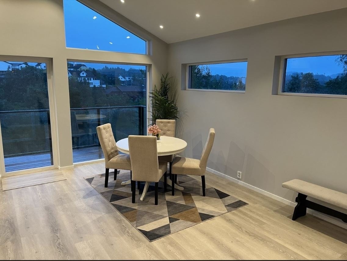 Romslig plass rundt spisebordet. God plass til mange gjester. Enkelt plass til 10-12 personer til bords. Galleribilde