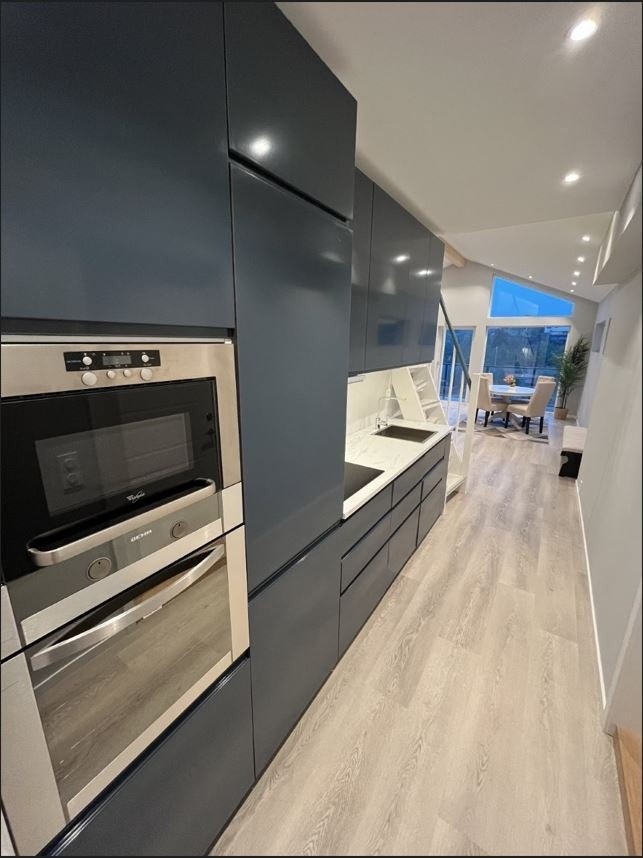 Praktisk kjøkken. Induksjonstopp. Mikro og ovn i god arbeidshøyde. .Integrert kjøl/frys. Galleribilde