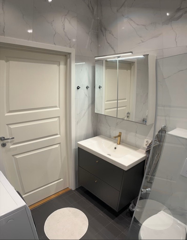 God takhøyde også i badet. Balansert ventilasjon. Galleribilde