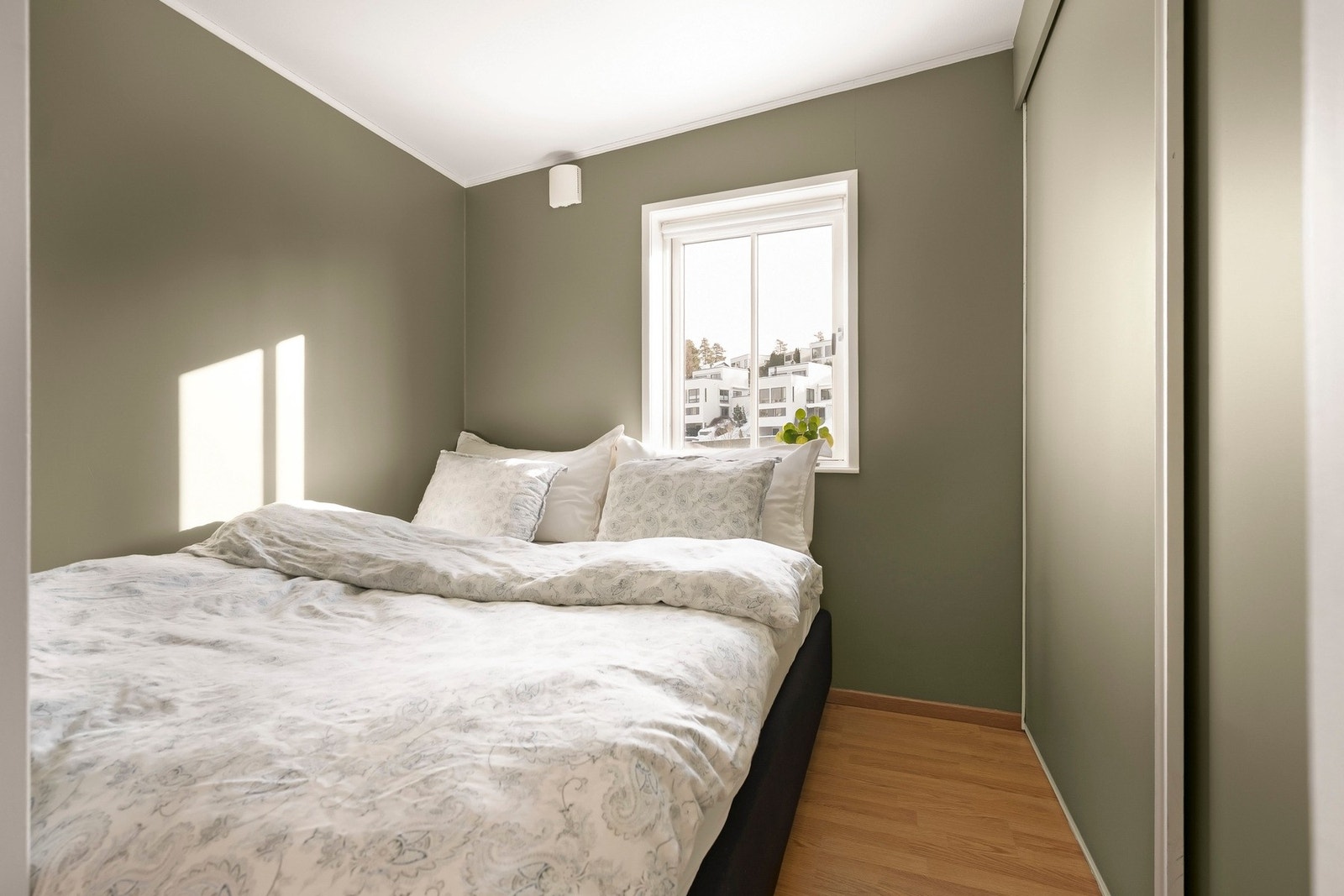 Hovedsoverommet har god størrelse med plass til dobbeltseng og tilhørende møblement. Rommet har skyvedørsgarderobe som gir praktisk oppbevaringsløsning. Galleribilde