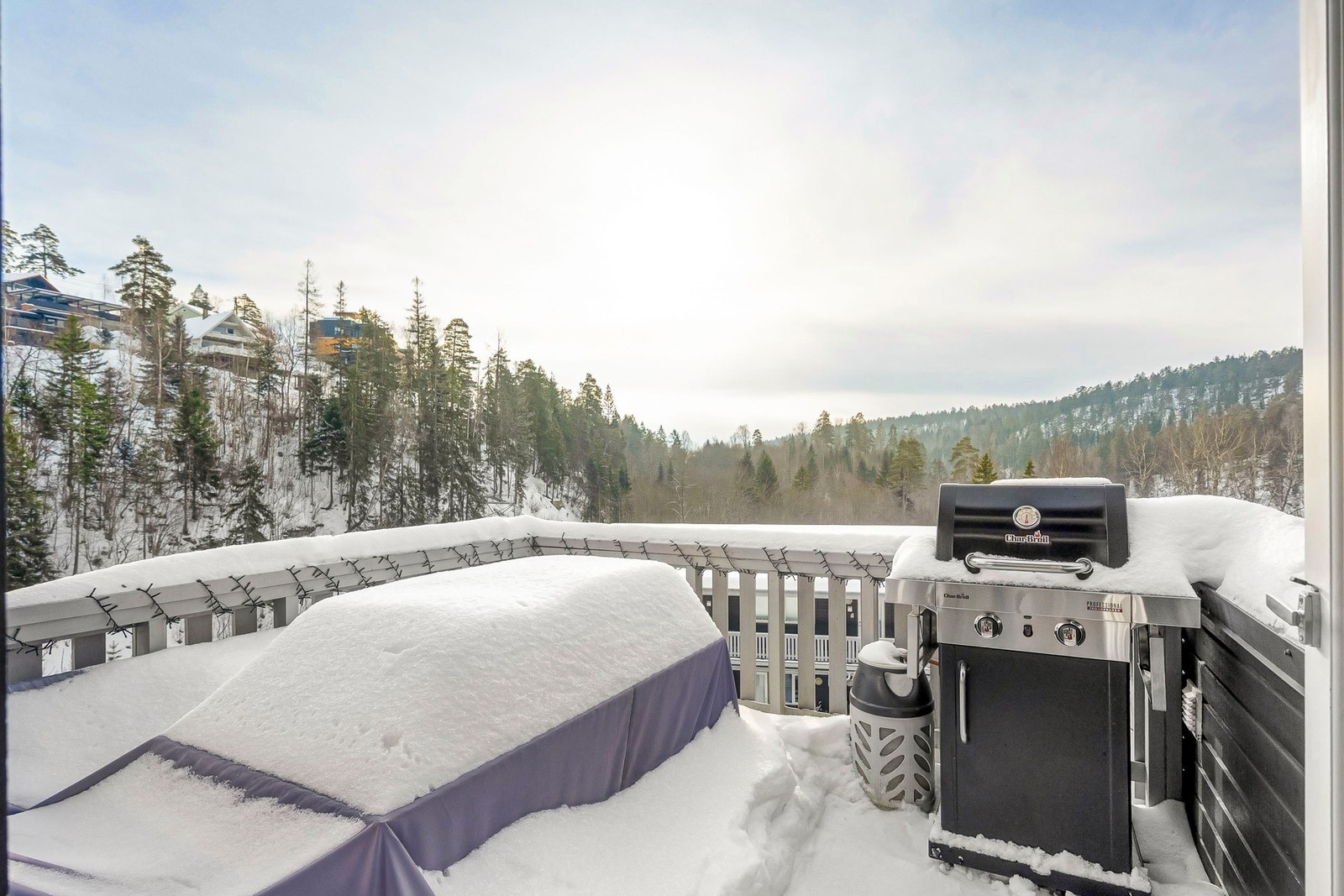 Leiligheten kan skilte med flott utsyn mot grønne og naturskjønne omgivelser. Galleribilde