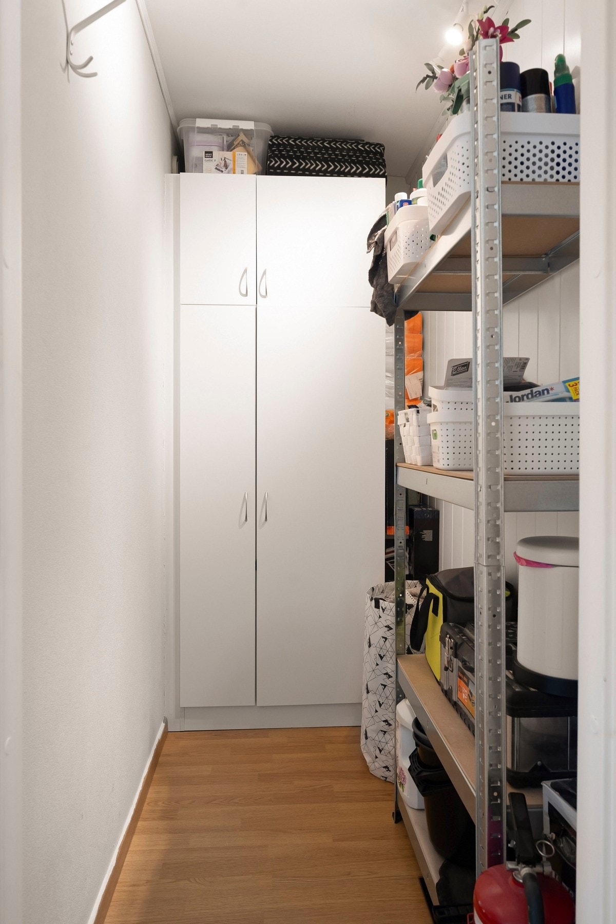 Det er etablert en lettvegg i det som opprinnelig var soverom 2, og rommet er i dag innredet som en innvendig bod. Galleribilde