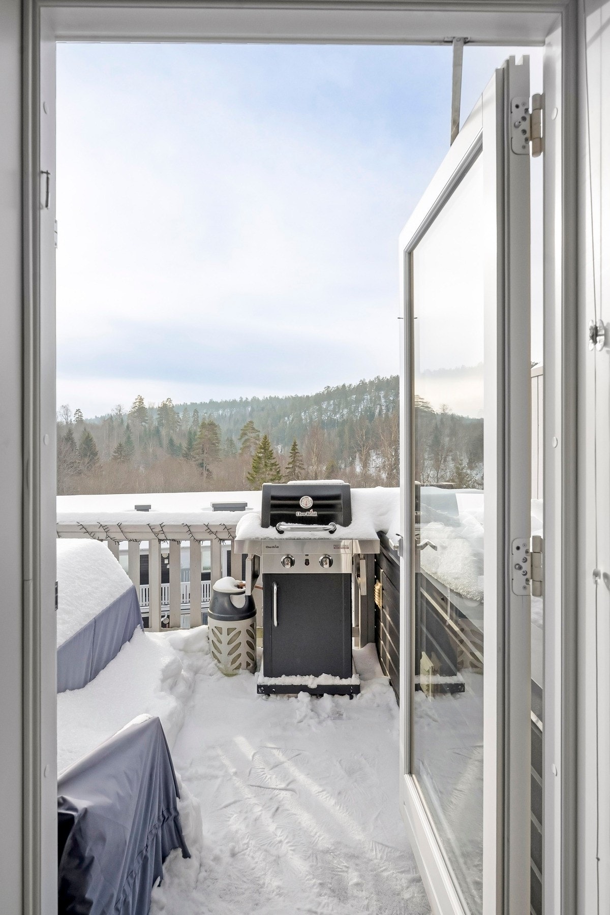 Adkomst til ne balkong på 7 kvm fra stuen. Galleribilde