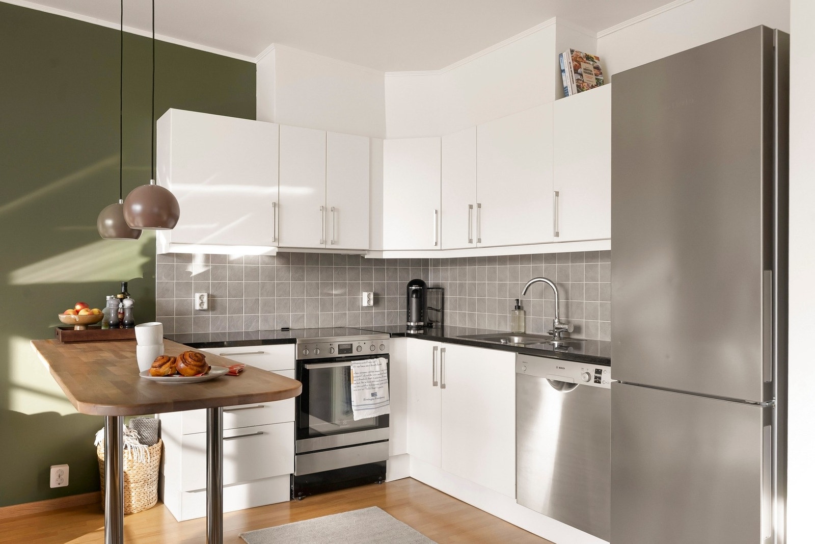 Frittstående hvitevarer som komfyr med induksjonstopp,
kjøleskap med frysedel og oppvaskmaskin. Galleribilde