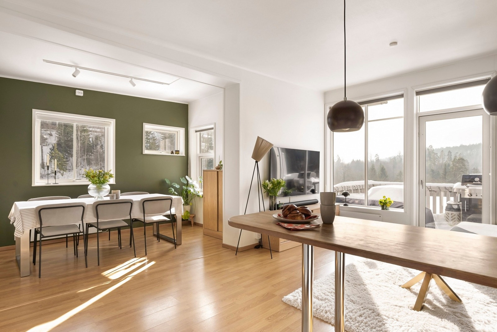 Stuen er romslig og luftig med fleksible møbleringsmuligheter, og
det er god plass til både sofagruppe og spisebord Galleribilde