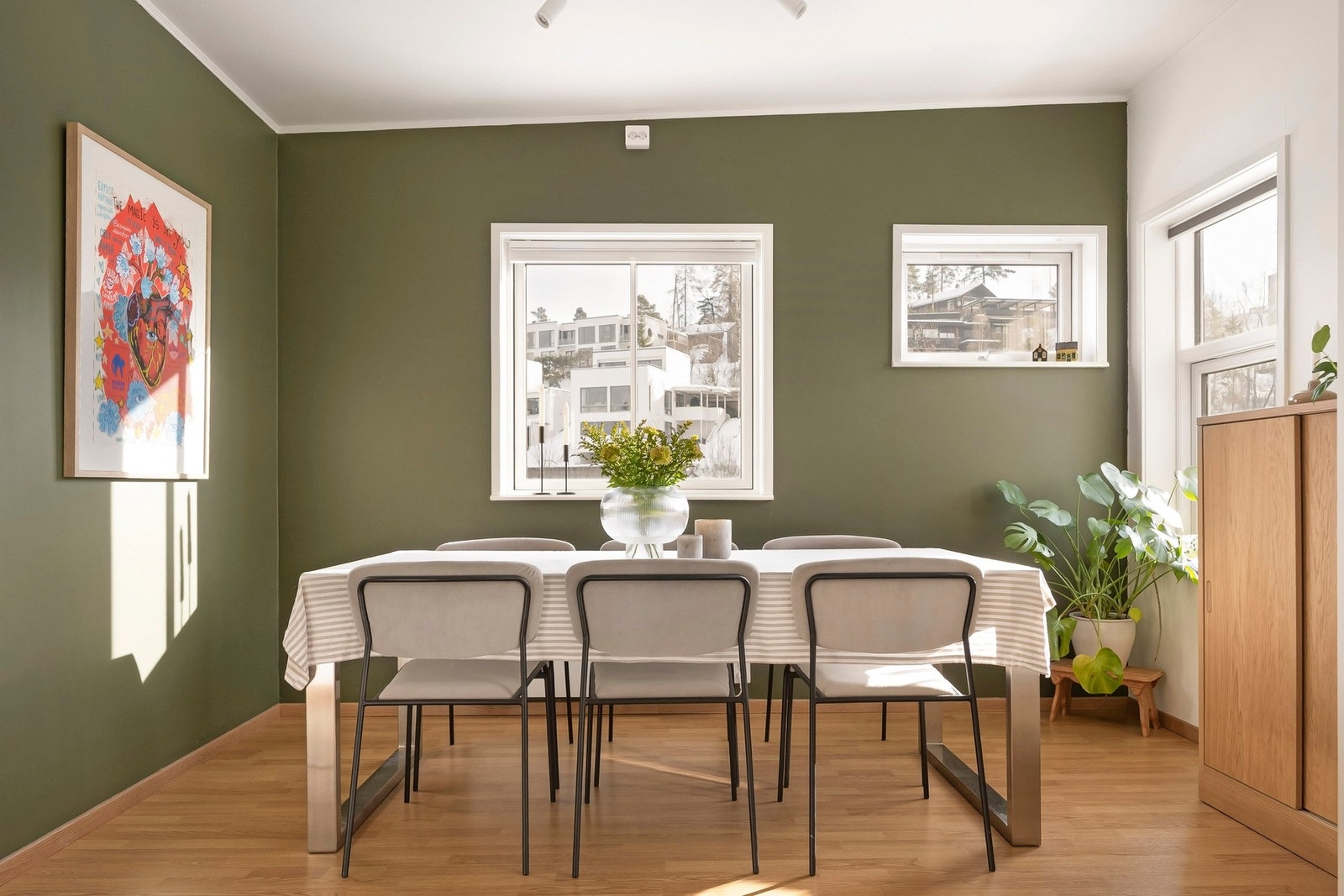 Leiligheten har en praktisk planløsning med naturlig soneinndeling, hvor spiseplassen får en integrert og funksjonell plassering i rommet. Galleribilde